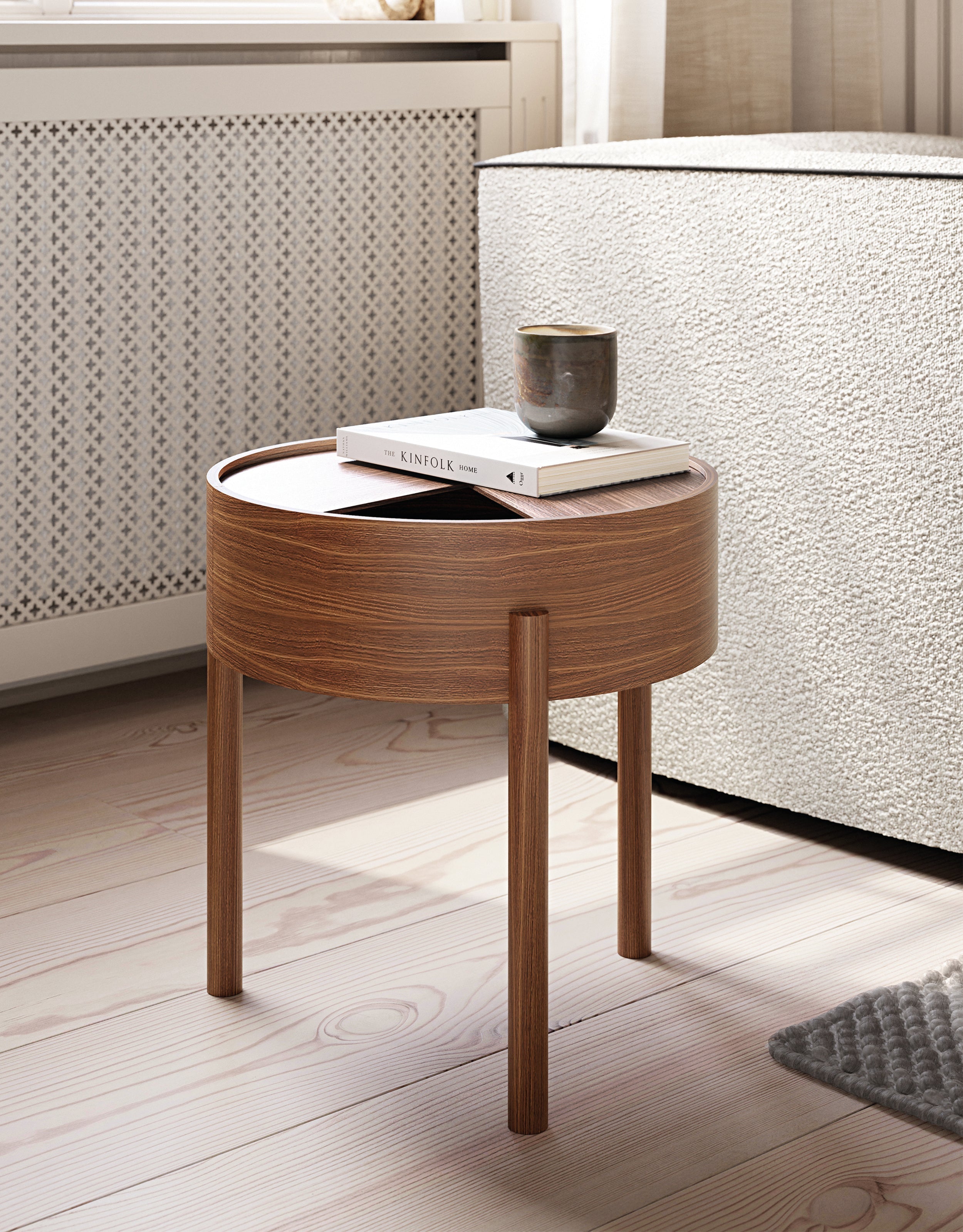 Sidebord i valnød i minimalistisk stue.