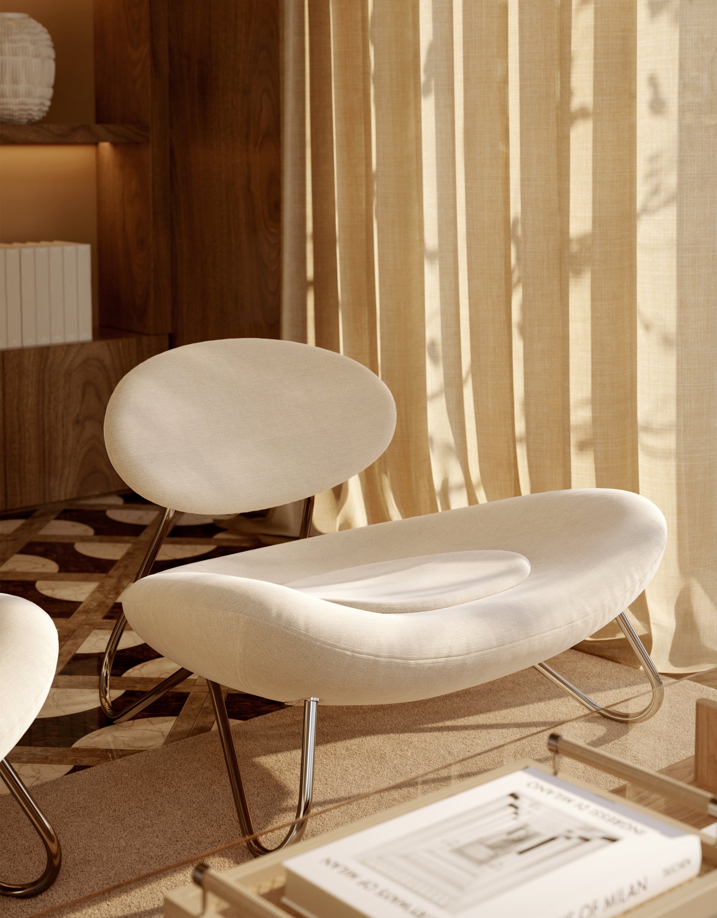 Skandinavisk designet lænestol i råhvid med forkromet stålstel, belyst af sollys gennem gardiner.