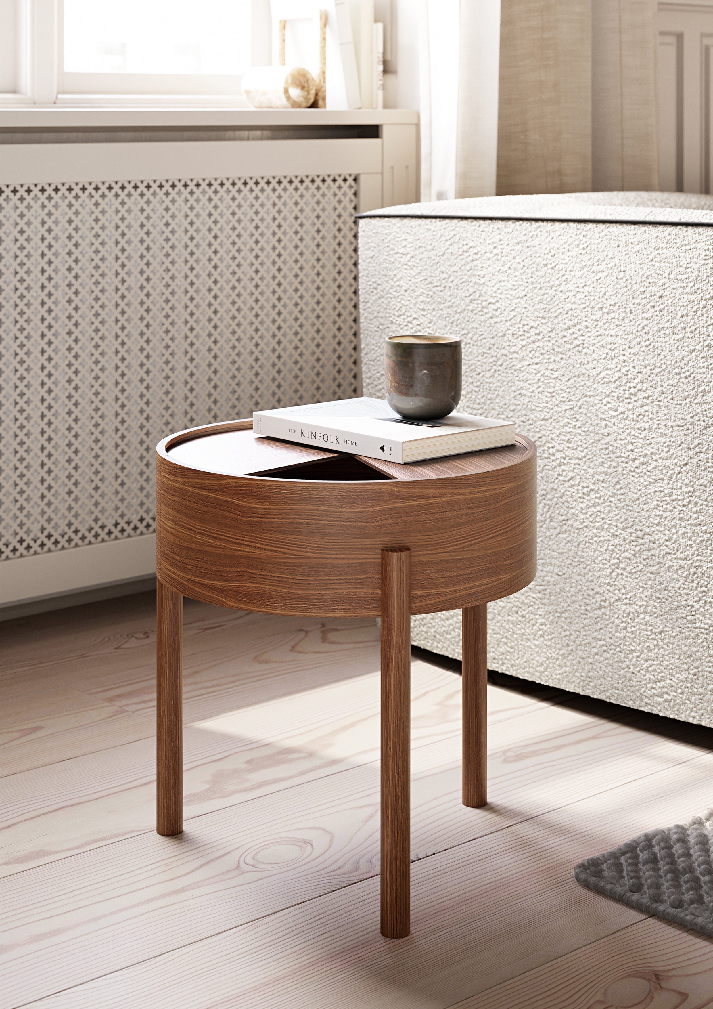 Sidebord i valnød i minimalistisk stue.