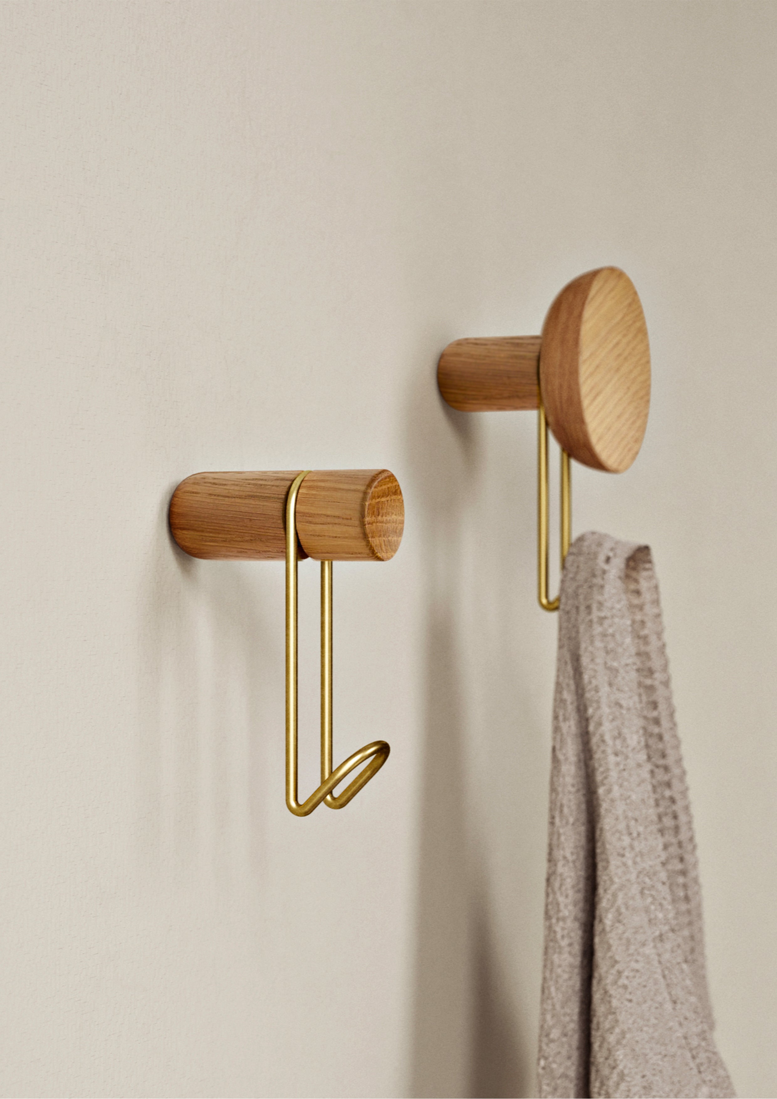 To knager i hvidpigmenteret egetræ med messingbelagt krog.