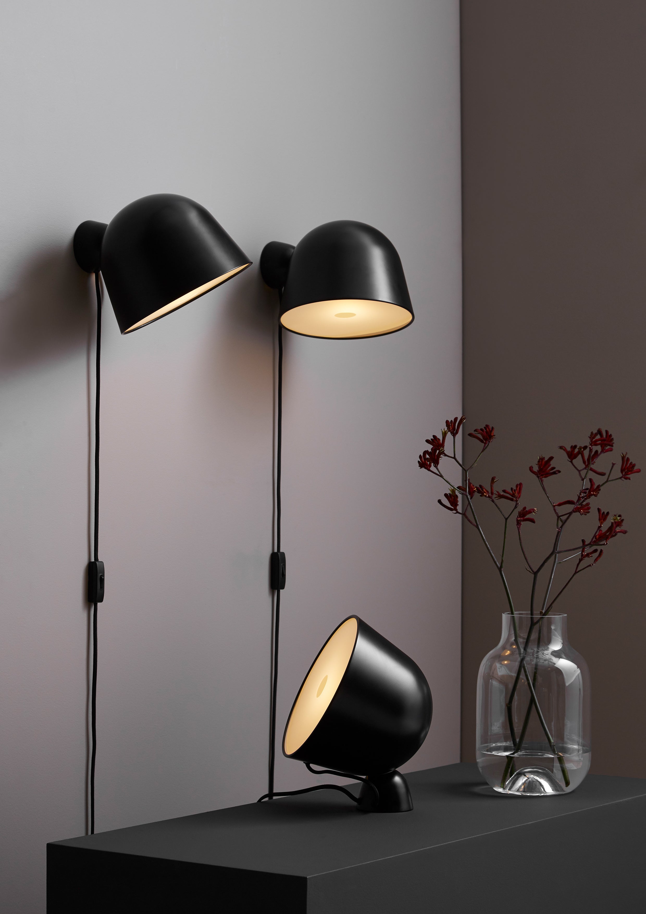 Enkel væglampe i sortmalet metal med justerbar skærm.