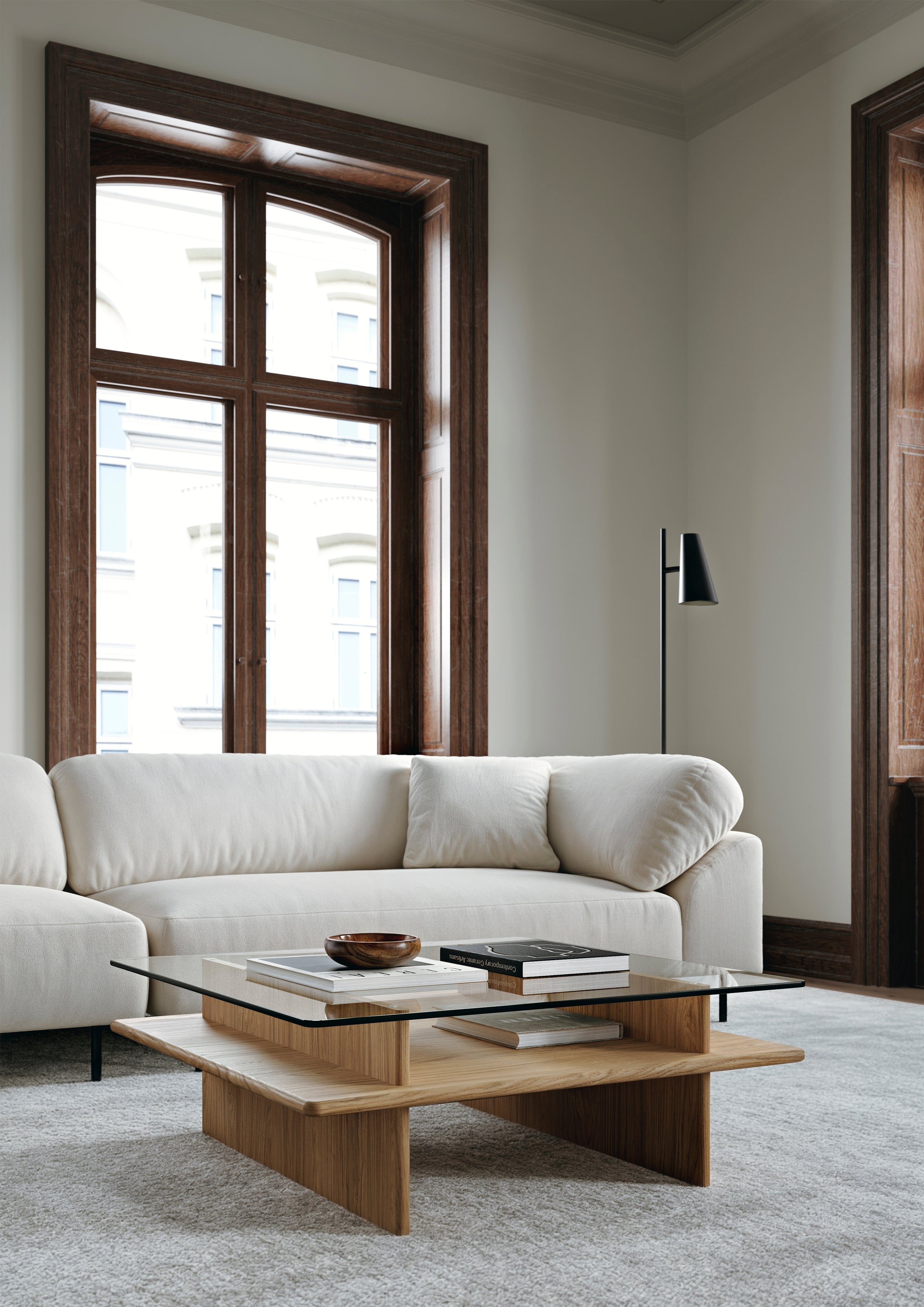 Råhvid sofa med sofabord i hvidpigmenteret egetræ med glasplade i skandinavisk stue.