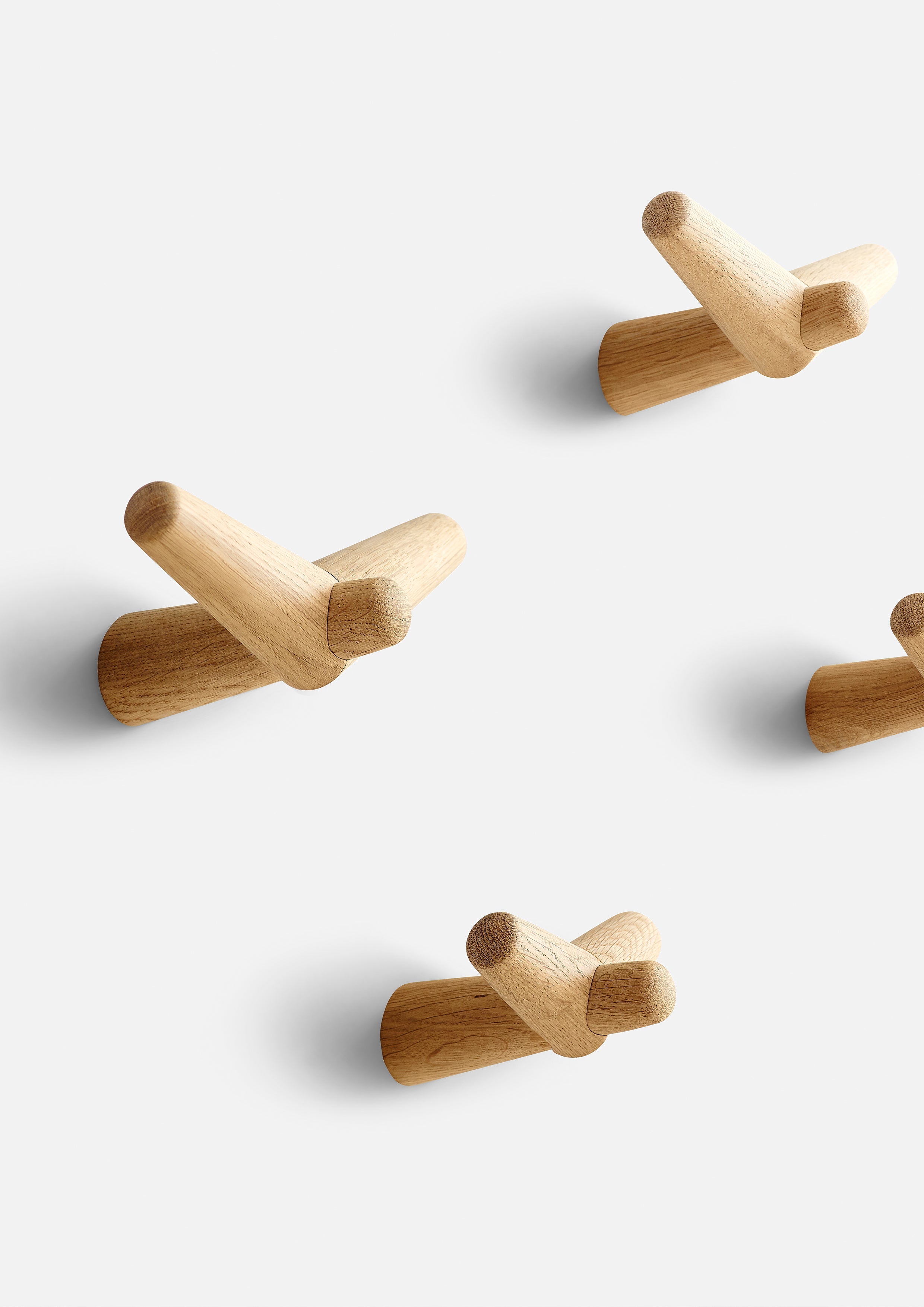 Minimalistiske knager i hvidpigmenteret egetræ.