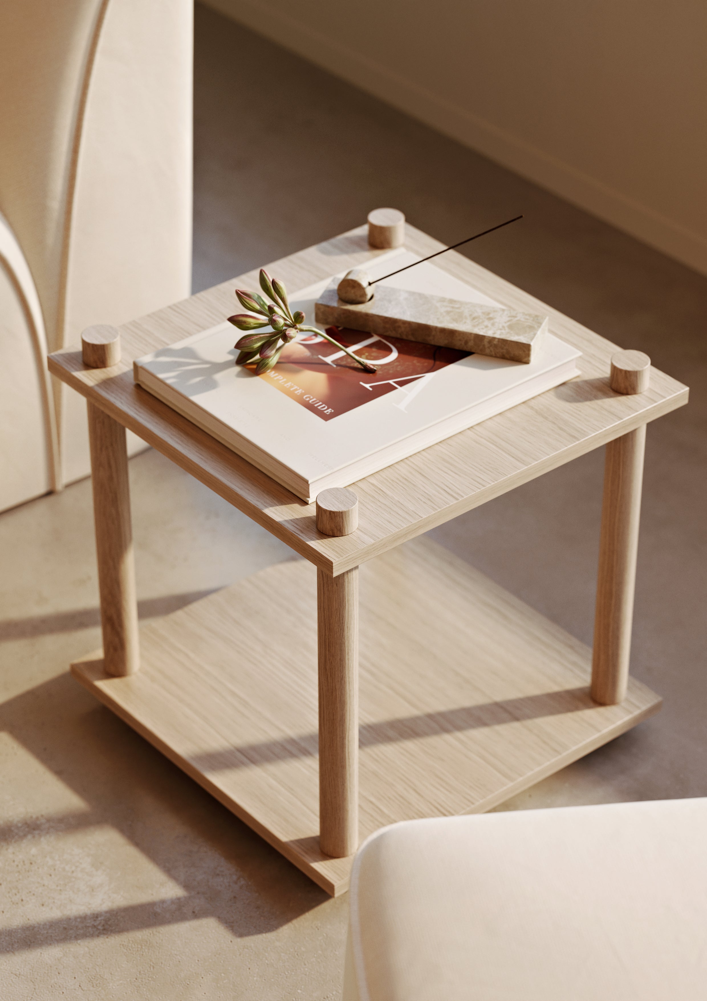 Lille bord i fleksibelt egetræssystem med marmor røgelsesholder oven på.