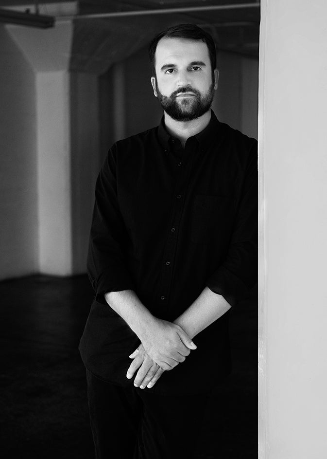 Sort-hvid portræt af designer Adam Miller, grundlægger af AD Miller.