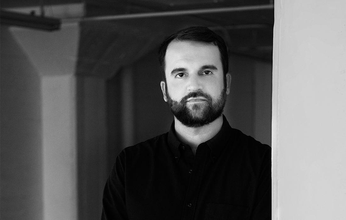 Sort-hvid portræt af designer Adam Miller, grundlægger af AD Miller.