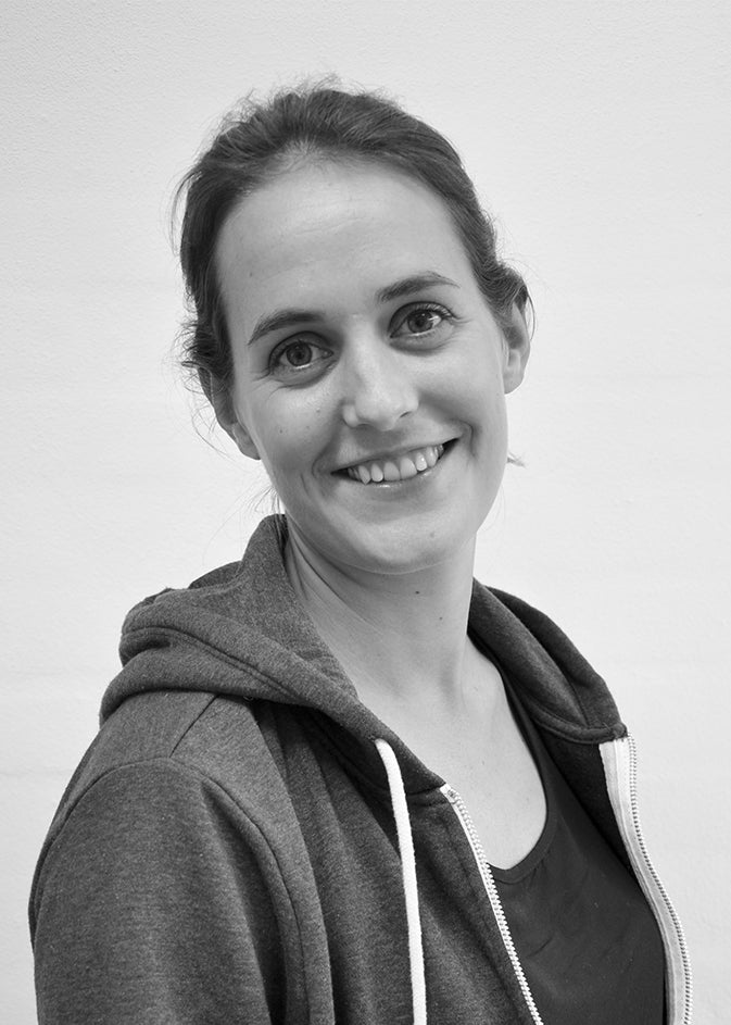 Sort-hvid portræt af designer Amalie Skov Rahbaek.