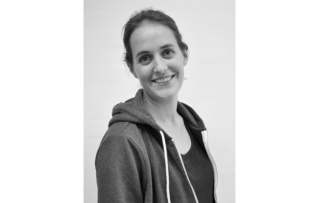 Sort-hvid portræt af designer Amalie Skov Rahbaek.