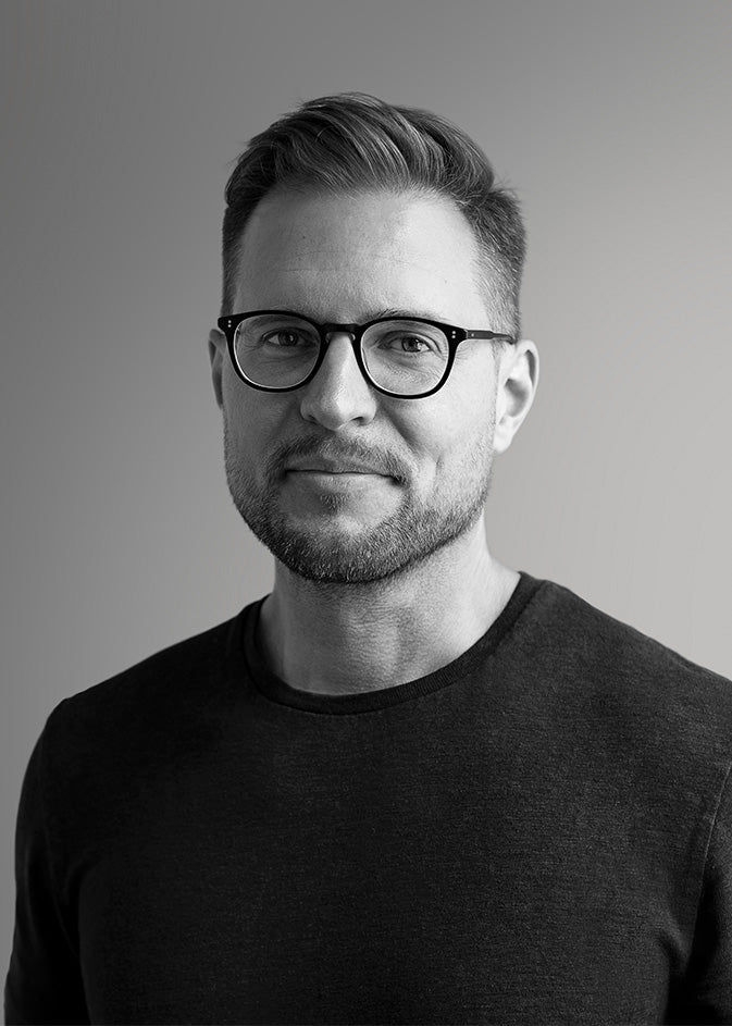 Sort-hvid portræt af designer Andreas Kowalewski.