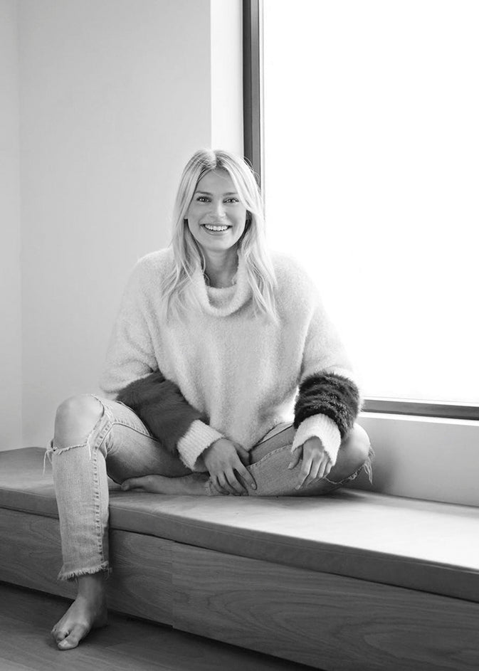 Sort-hvid portræt af designer Camilla Akersveen.