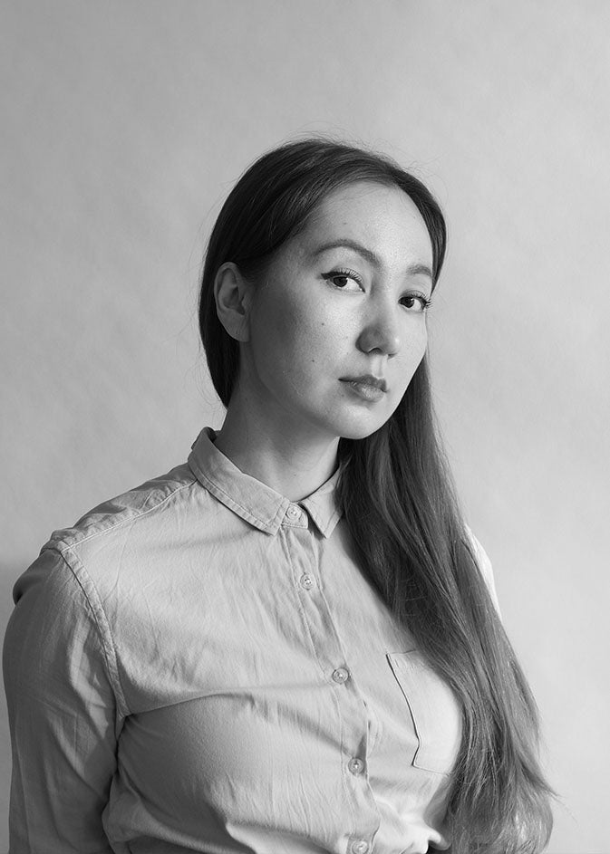 Sort-hvid portræt af designer Ella Shegai.