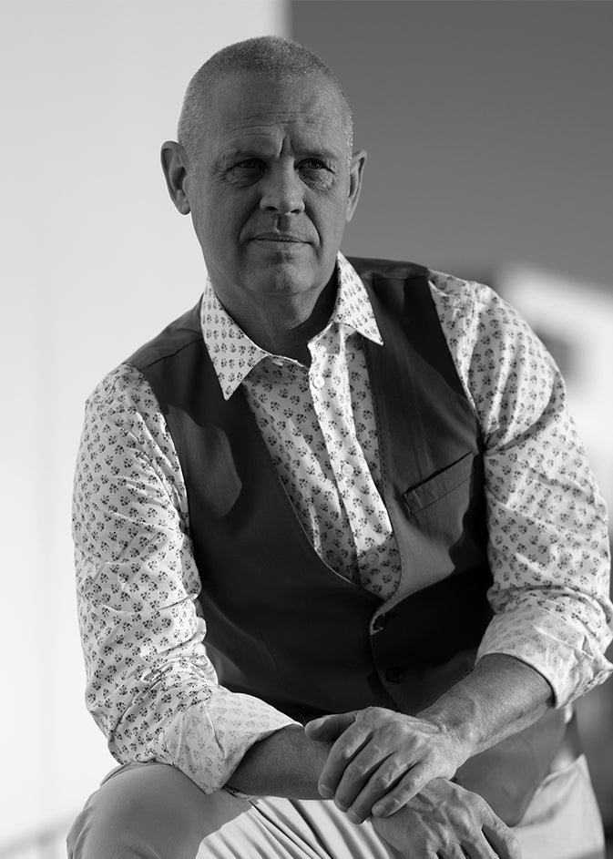 Sort-hvid portræt af designer Finn Hvidberg Nielsen.