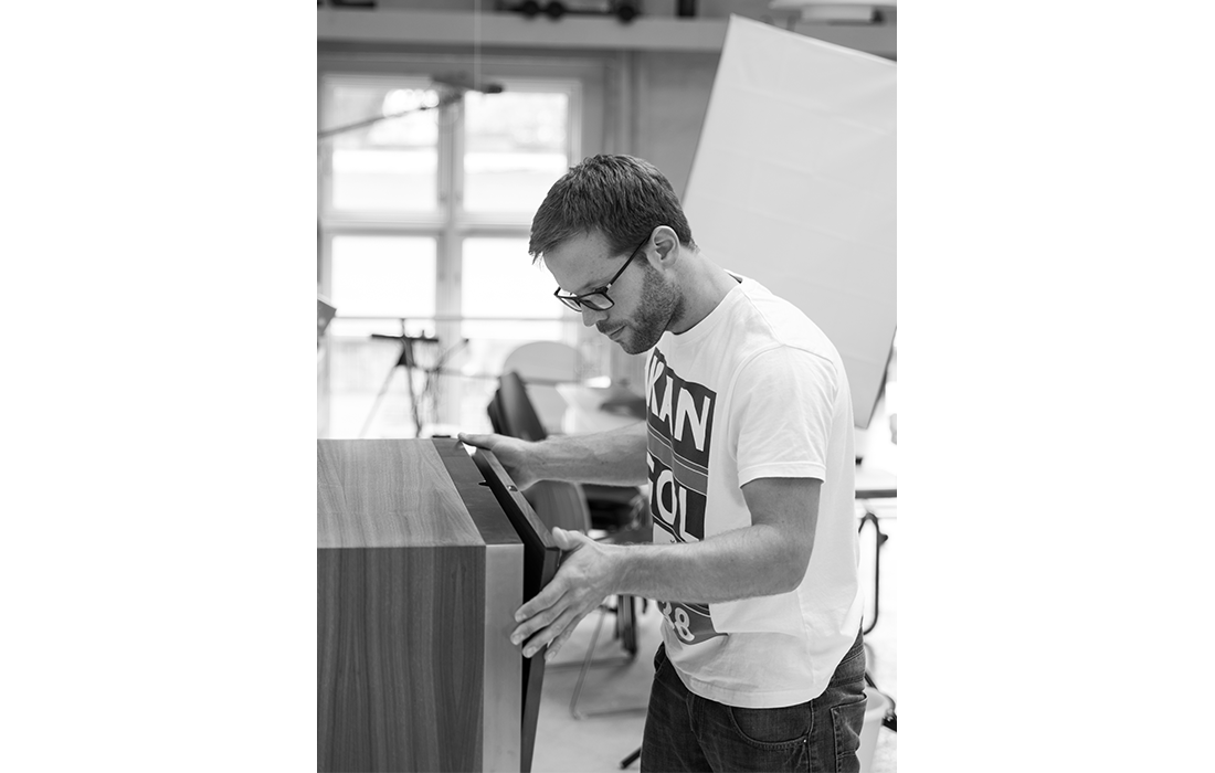 Designer Frederik Kurzweg i gang med at samle et design.