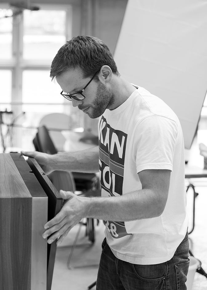 Designer Frederik Kurzweg i gang med at samle et design.