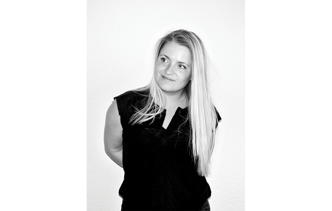 Sort-hvid portræt af designer Jeanette Holdgaard.
