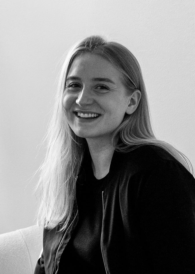 Sort-hvid portræt af designer Johanna Hartikainen.