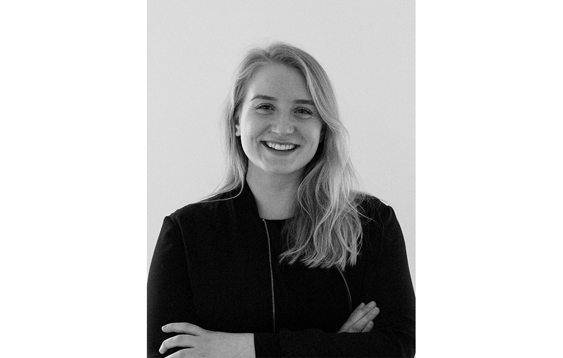 Sort-hvid portræt af designer Johanna Hartikainen.
