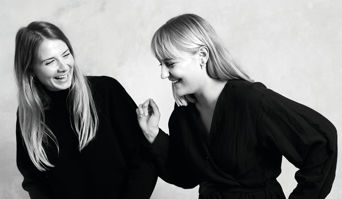 Sort-hvid portræt af designerne Julie Begtrup og Ditte Vad.