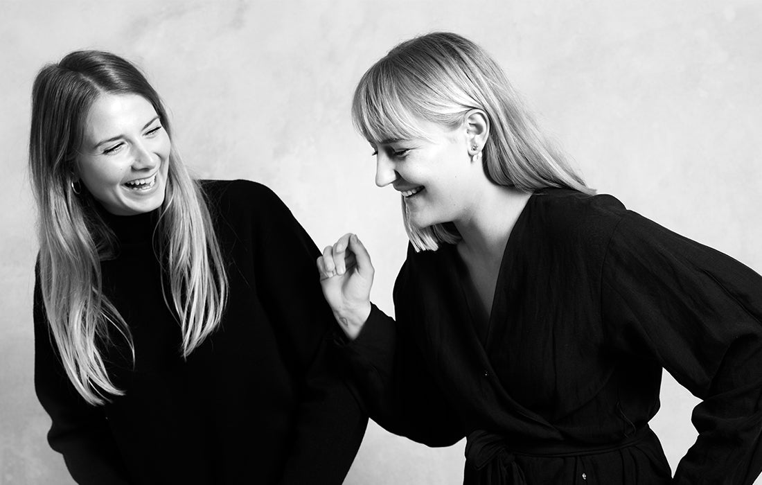 Sort-hvid portræt af designerne Julie Begtrup og Ditte Vad.