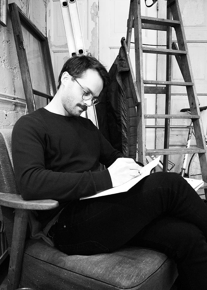 Designer Kasper Nyman tegner kreative designskitser.