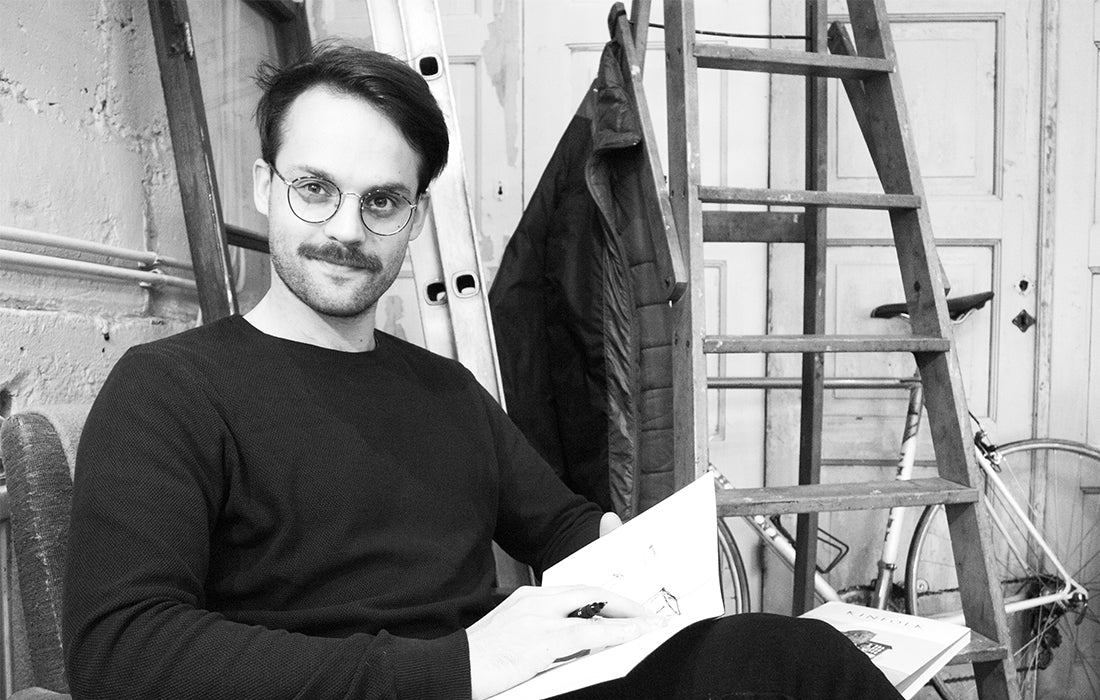 Designer Kasper Nyman tegner kreative designskitser.