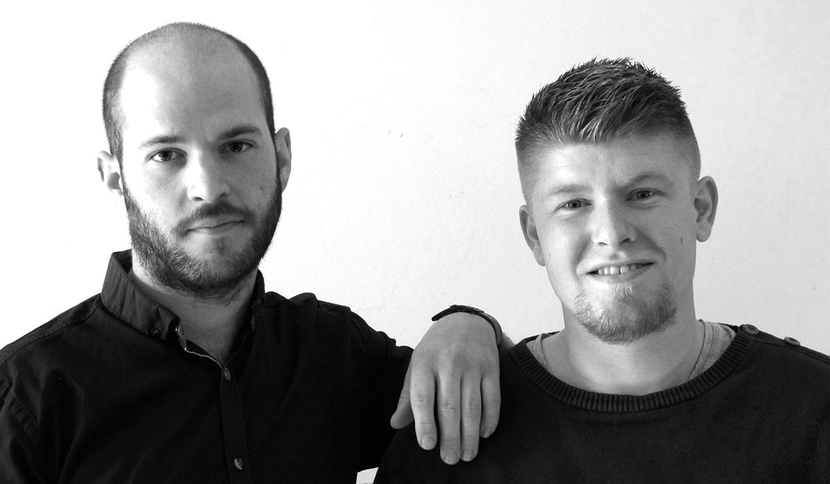 Sort-hvid portræt af designerne Mark Wedel og Rasmus Røpke, grundlæggere af designstudierne MOAKK og Røpke Design.