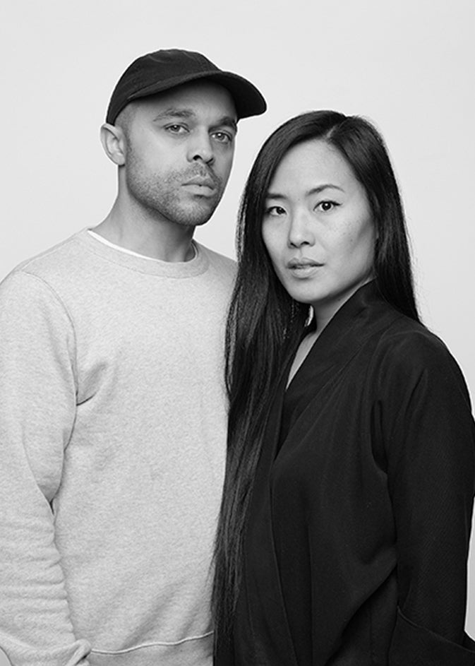Sort-hvid portræt af designerne Jessica Nakanishi og Jonathan Sabine, grundlæggere af designstudiet MSDS Studio.