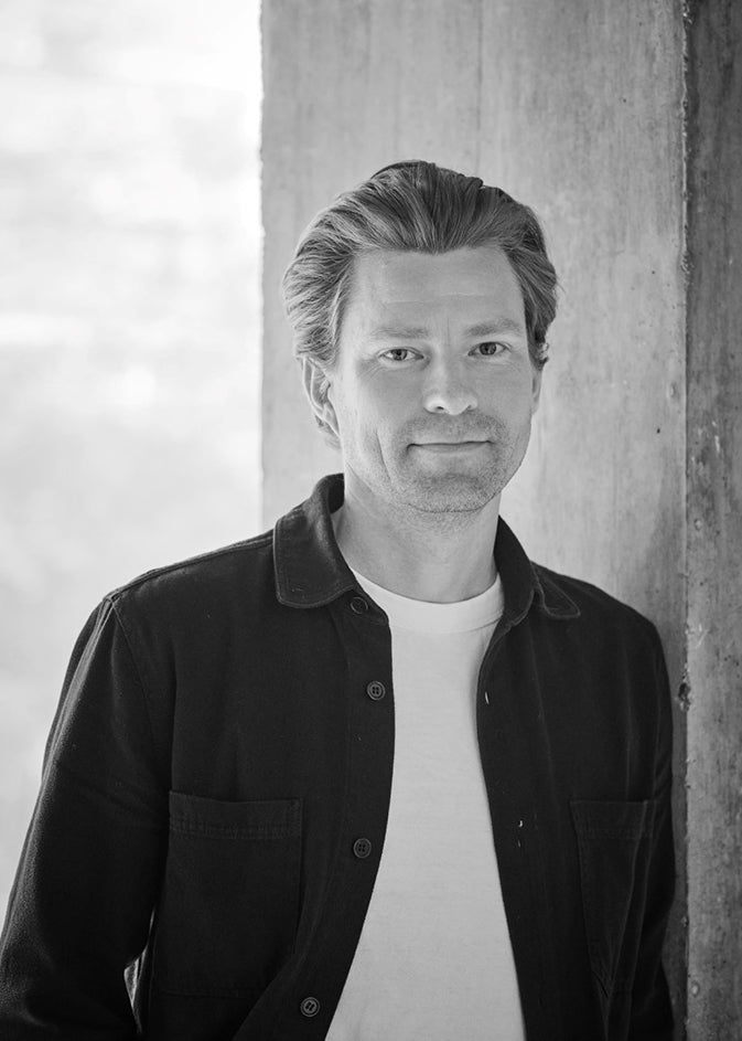 Sort-hvid portræt af designer Magnus Pettersen.