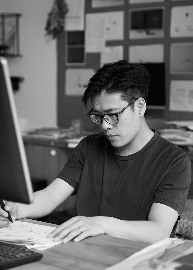 Designer Mario Tsai tegner kreative designskitser.