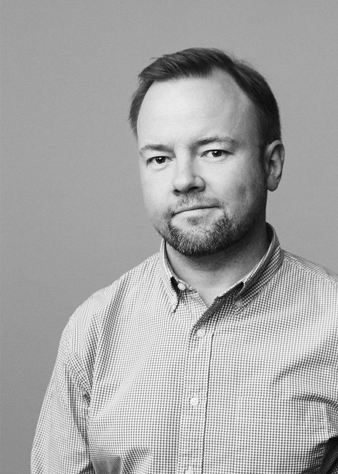 Sort-hvid portræt af designer Mika Tolvanen.