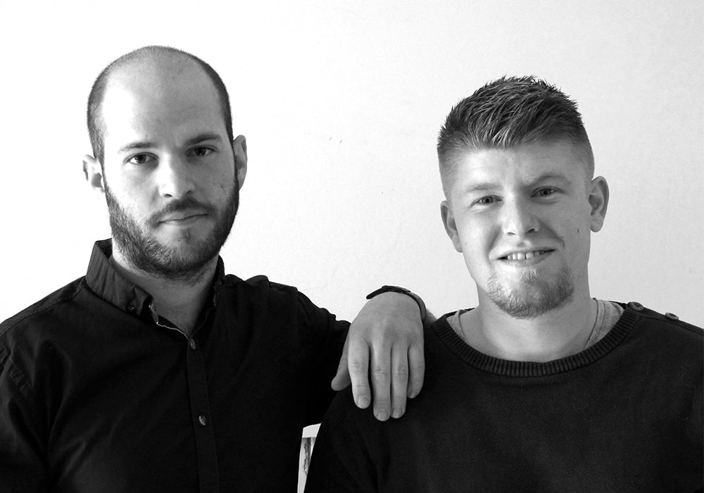Sort-hvid portræt af designerne Mark Wedel og Rasmus Røpke, grundlæggere af designstudierne MOAKK og Røpke Design.