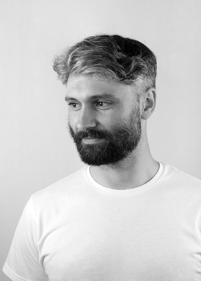 Sort-hvid portræt af designer Oleg Pugachev.
