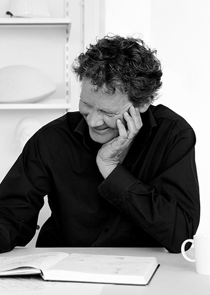 Designer Philip Bro tegner kreative designskitser.