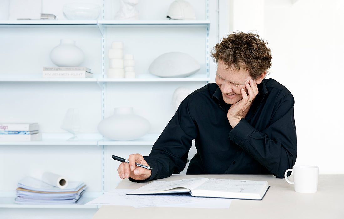Designer Philip Bro tegner kreative designskitser.