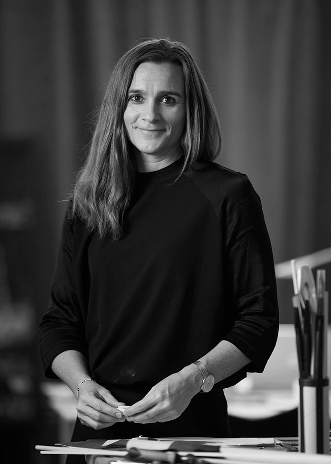 Sort-hvid portræt af designer Rikke Frost.