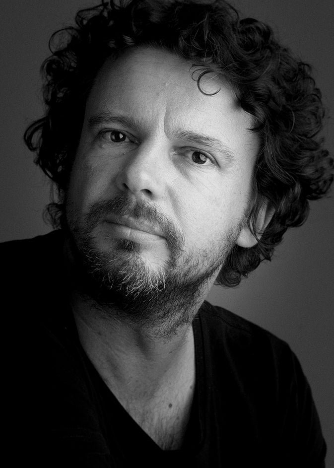 Sort-hvid portræt af designer Roel Vandebeek.