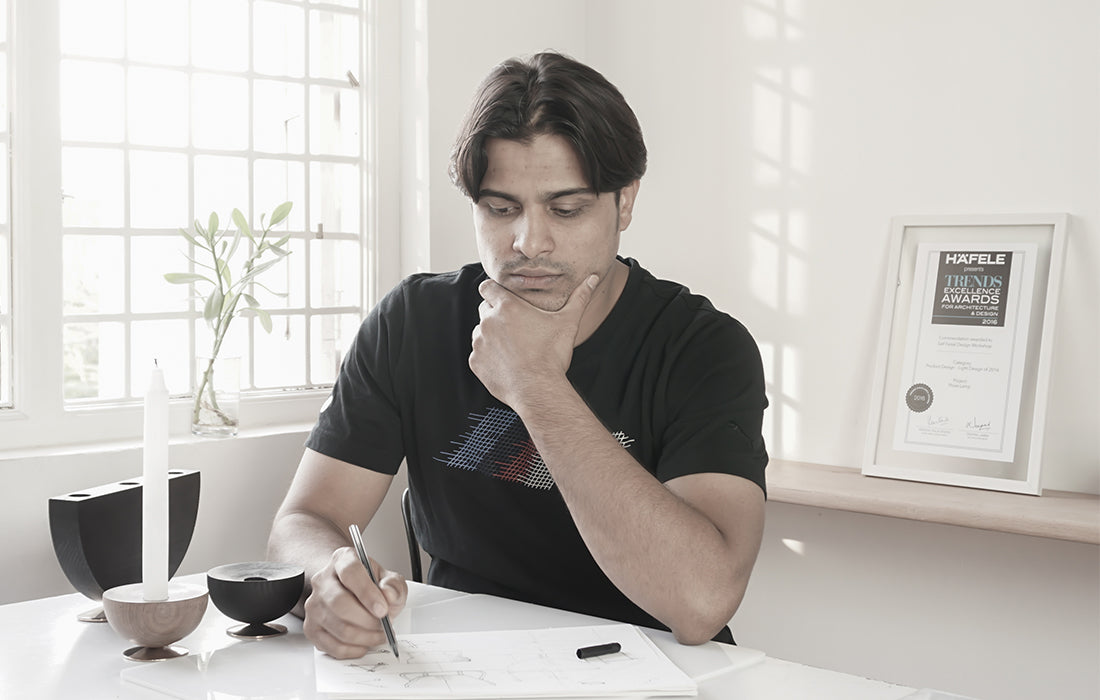 Designer Saif Faisal tegner kreative designskitser.