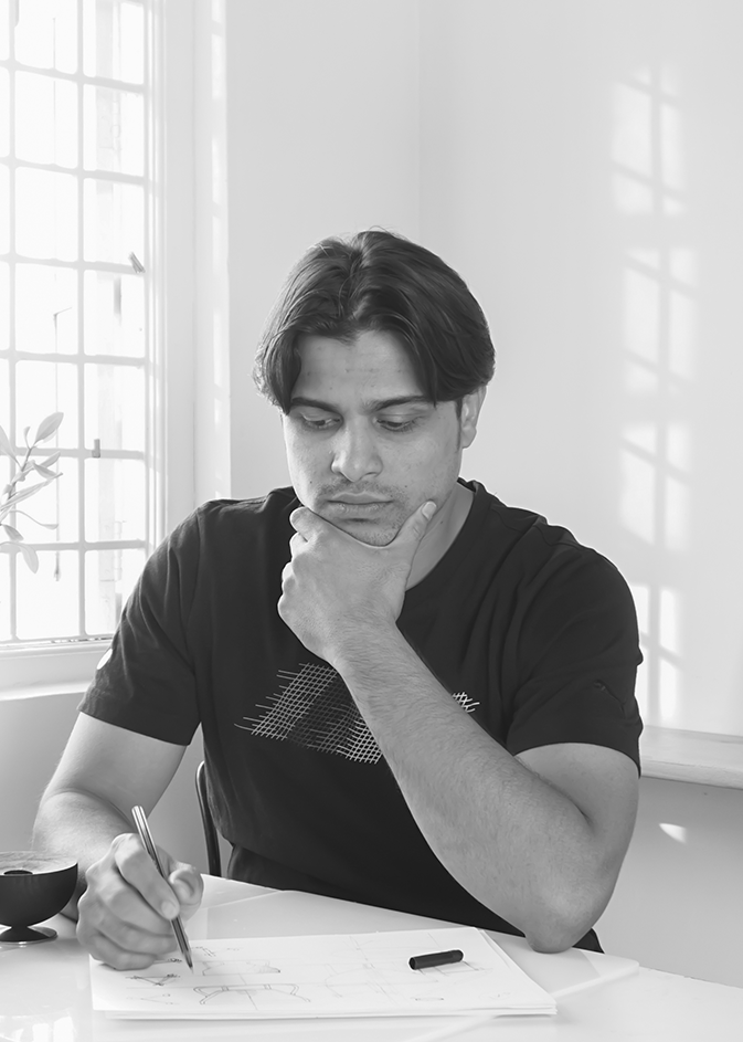 Designer Saif Faisal tegner kreative designskitser.