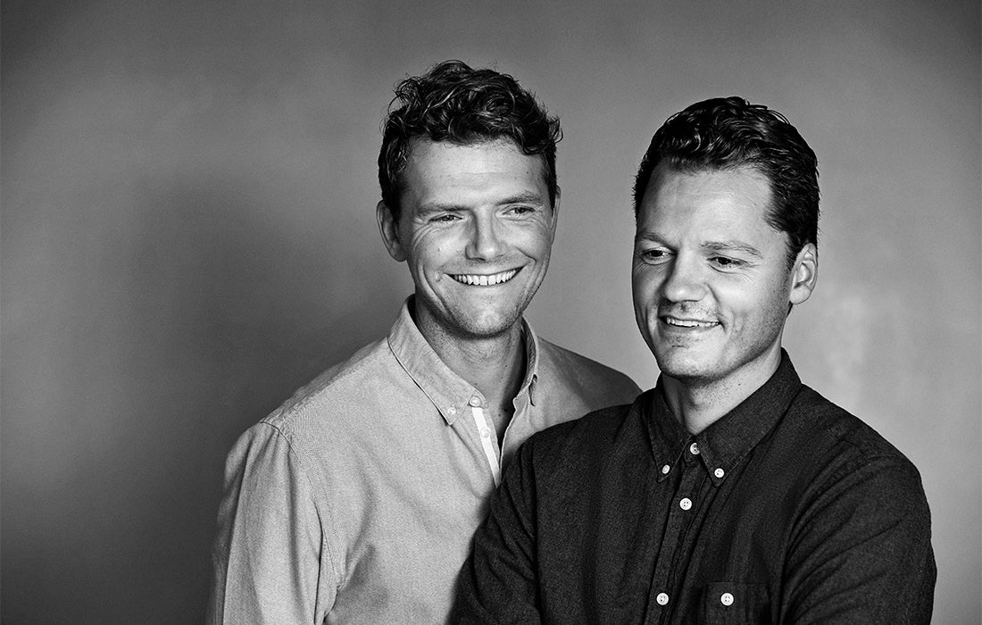 Sort-hvid portræt af designerne Kasper Meldgaard og Nikolaj Duve, grundlæggere af designstudiet Says Who.