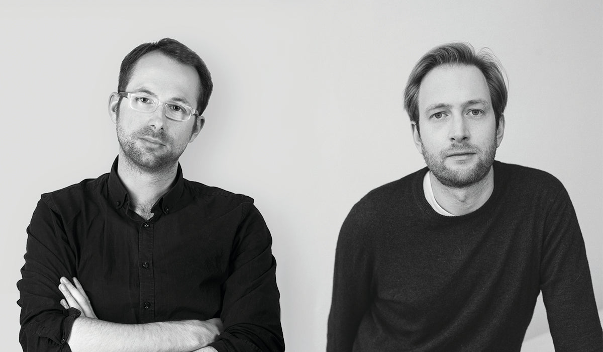 Sort-hvid portræt af designerne Maximilian Schmahl og Fabian Schnippering, grundlæggere af designstudiet Schmahl + Schnippering.