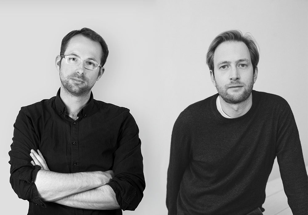 Sort-hvid portræt af designerne Maximilian Schmahl og Fabian Schnippering, grundlæggere af designstudiet Schmahl + Schnippering.