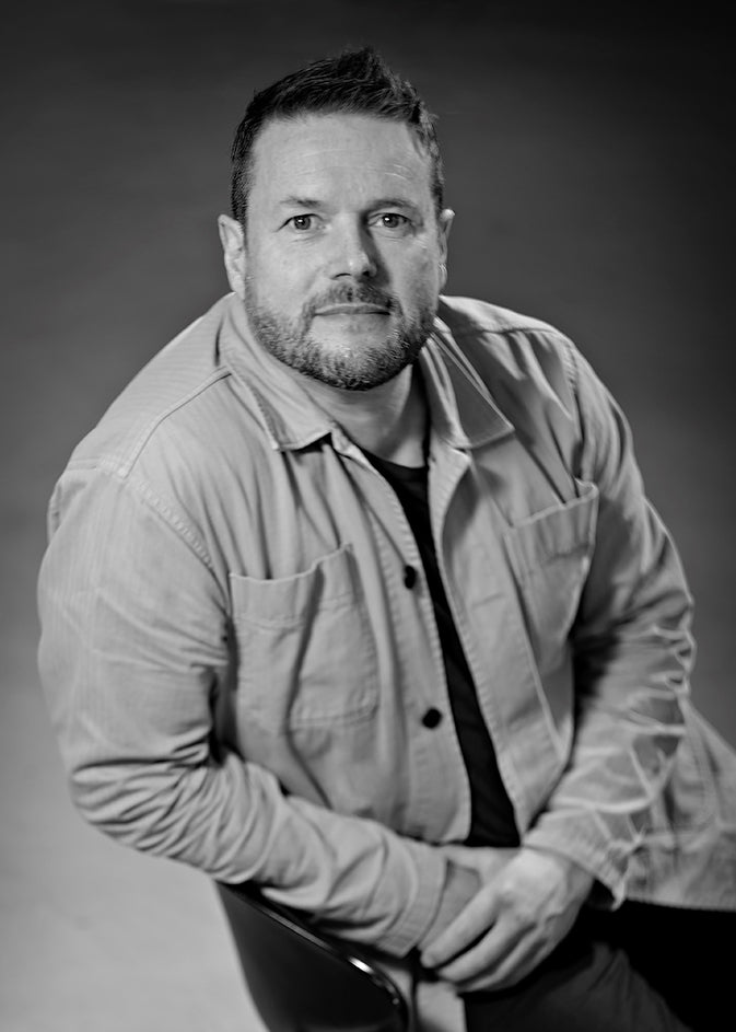 Sort-hvid portræt af designer Steffen Juul.