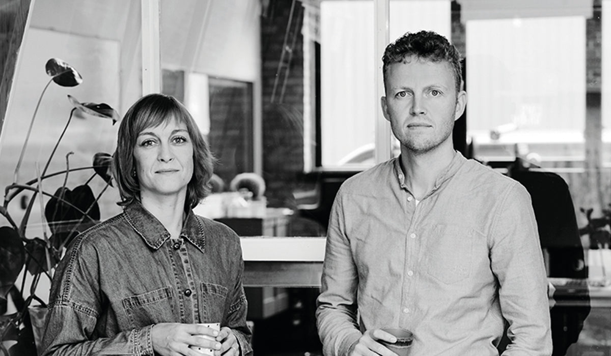 Sort-hvid portræt af designerne Thomas Steffensen og Pia Würtz Mogensen, grundlæggere af designstudiet Steffensen & Würtz.