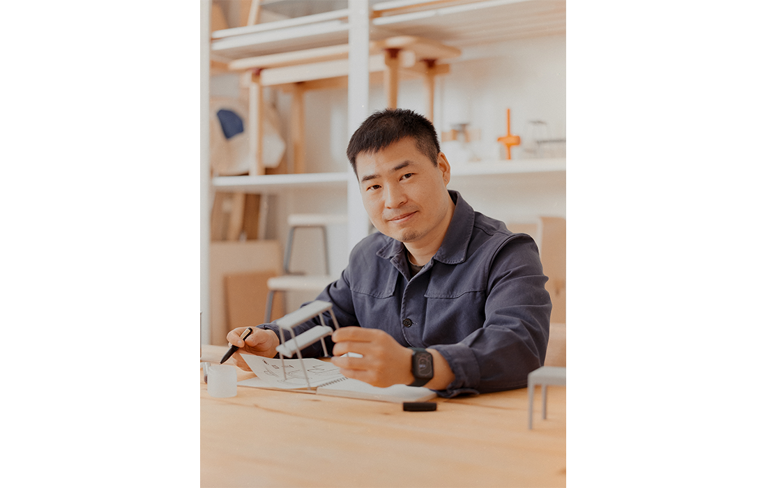 Portræt af designer Qian Jiang, grundlægger af Studio Dejawu.