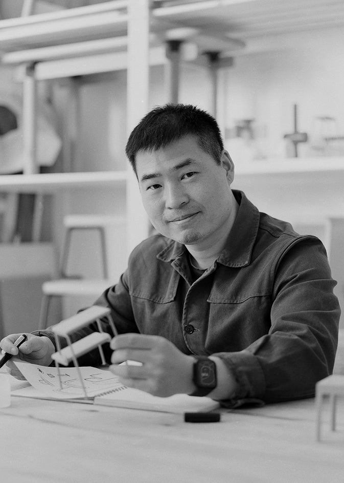 Sort-hvid portræt af designer Qian Jiang, grundlægger af Studio Dejawu.