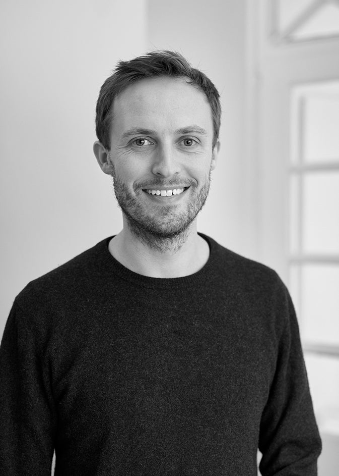 Sort-hvid portræt af designer Peter Otto Vosding, grundlægger af VOSDING Industrial Design.