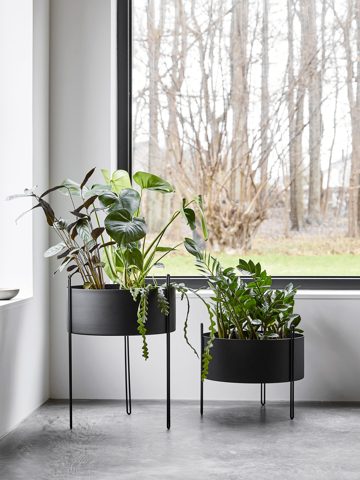 Pidestall Plantekasse (medium) - Sort