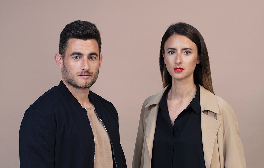 Portræt af designerne Clara del Portillo og Alex Selma, grundlæggere af Yonoh Studio.
