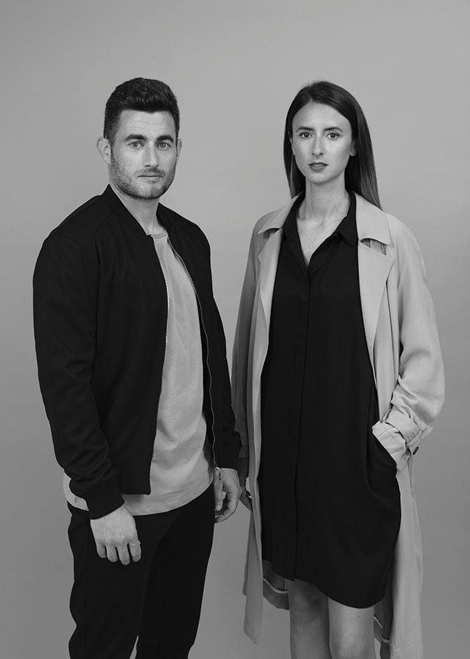 Sort-hvid portræt af designerne Clara del Portillo og Alex Selma, grundlæggere af Yonoh Studio.