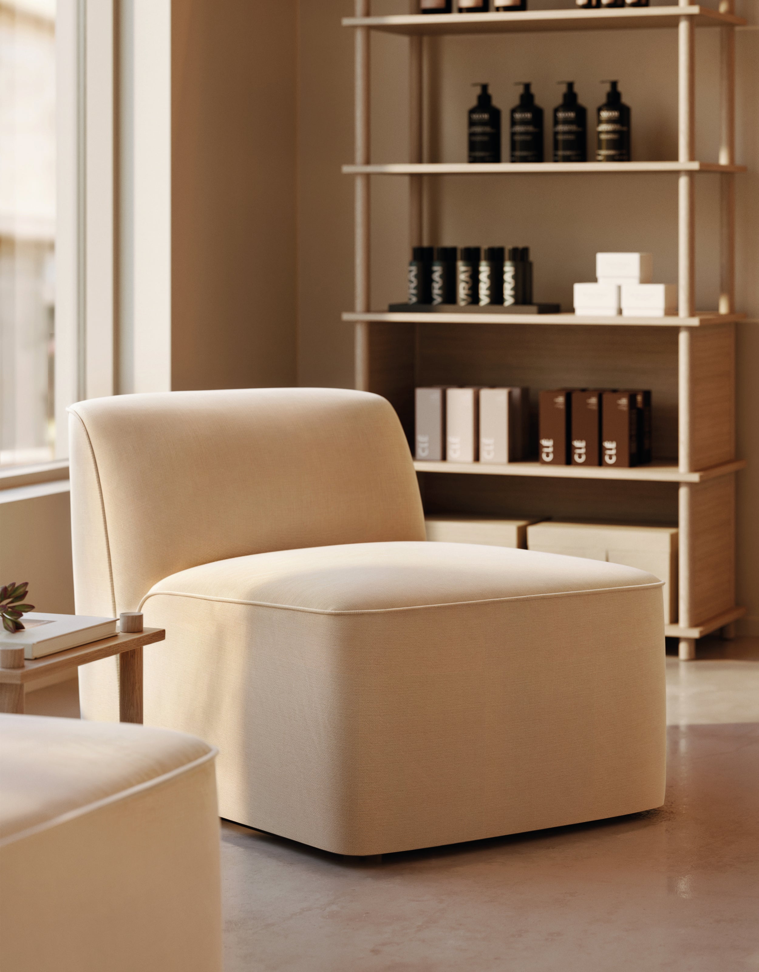 Enkelt beige sofamodul belyst af naturligt sollys